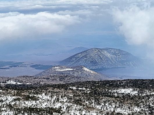 한라산에서 본 제주시 오름 군락.