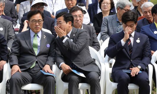 6·10민주항쟁 기념식 참석한 여야 더불어민주당 박찬대 당대표 직무대행 겸 원내대표가 10일 서울 용산구 민주화운동기념관에서 열린 6·10민주항쟁 38주년 기념식 및 민주화운동기념관 개관식에서 우원식 국회의장에게 말을 건네고 있다. 앞줄 왼쪽부터 우 의장, 박 직무대행, 국민의힘 김용태 비상대책위원장. 이재문 기자