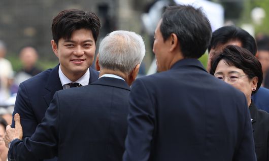 이재오 민주화운동기념사업회 이사장이 10일 서울 용산구 민주화운동기념관에서 열린 제38주년 6·10민주항쟁 기념식 및 개관식에서 국민의힘 김용태 비상대책위원장과 인사하고 있다. 연합뉴스