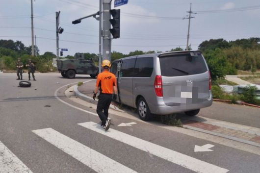 9일 오전 11시5분쯤 전북 군산시 옥서면의 한 도로에서 승합 차량이 전봇대를 들이받은 뒤 멈춰서 있다. 전북소방본부 제공