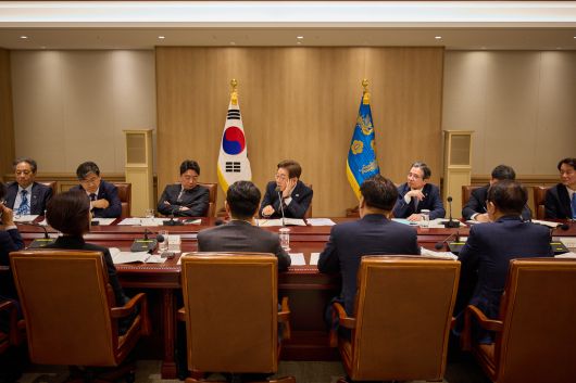 이재명 대통령이 9일 서울 용산구 대통령실 청사에서 열린 2차 비상경제점검 태스크포스(TF)회의를 주재하고 있다. 대통령실 제공