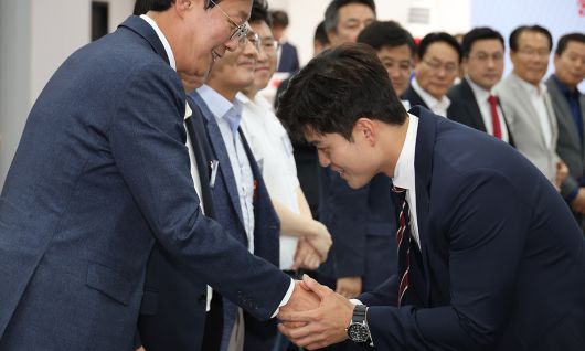 국민의힘 김용태 비상대책위원장이 10일 서울 여의도 중앙당사에서 열린 비상대책위원장 주재 원외당협위원장 간담회에서 참석자들과 악수하고 있다. 연합뉴스