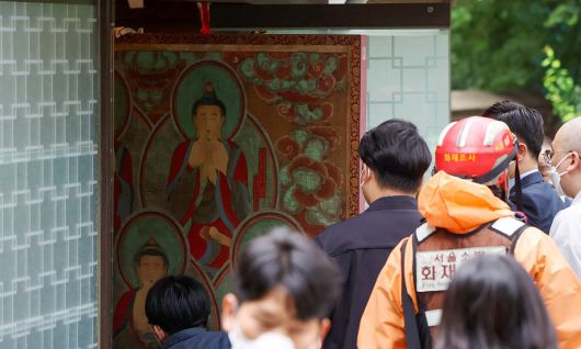 10일 서울 종로구 조계사 옆 한국불교역사문화기념관 국제회의장에서 화재가 발생해 관계자들이 문화재를 옮기고 있다. 뉴시스