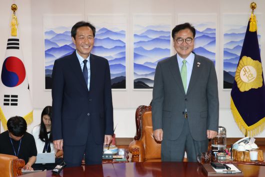 우상호 대통령실 정무수석이 10일 오후 서울 여의도 국회에서 우원식 국회의장을 만나 기념촬영을 마친뒤 발언하고 있다. 뉴스1