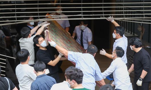 10일 서울 종로구 조계사 옆 한국불교역사문화기념관 국제회의장에서 화재가 발생해 관계자들이 문화재를 옮기고 있다. 뉴시스