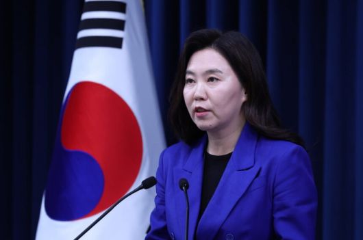 강유정 대통령실 대변인이 11일 서울 용산구 대통령실 청사에서 현안 관련 브리핑을 하고 있다. 뉴스1