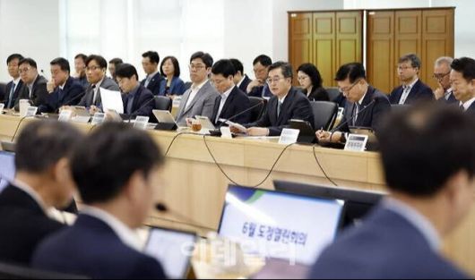 10일 경기도 광교청사 율곡홀에서 김동연 경기도지사 주재로 부지사, 실·국장 등이 참석한 가운데 6월 도정열린 회의가 열리고 있다. 경기도 제공