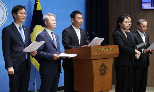 김용민, 민형배 의원을 비롯한 더불어민주당 의원들이 11일 오전 서울 여의도 국회 소통관에서 검찰개혁 관련 기자회견을 열고 검찰청법 폐지법안, 공소청 신설법안 등 발의한 법안들에 대해 설명하고 있다. 뉴스1