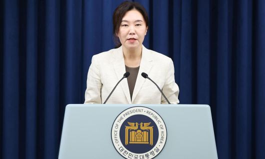 “진짜 인재 적극 발굴” 강유정 대통령실 대변인이 10일 서울 용산구 대통령실 청사에서 장차관 후보를 국민으로부터 추천받는 ‘국가인재 데이터베이스(DB) 국민추천제’ 추진 방안에 대해 브리핑하고 있다. 뉴스1