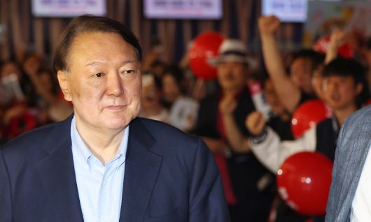 윤석열 전 대통령이 지난달 21일 서울 메가박스 동대문에서 부정선거와 관련한 다큐멘터리 영화를 보기 위해 상영관으로 향하고 있다. 연합뉴스