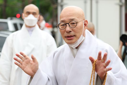 10일 서울 종로구 조계사 옆 한국불교역사문화기념관 국제회의장에서 화재가 발생한 가운데 대한불교조계종 총무원장 진우스님이 취재진 앞에서 화재 관련 발언을 하고 있다. 연합뉴스