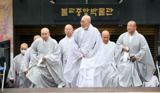 10일 서울 종로구 조계사 옆 한국불교역사문화기념관에서 화재가 발생해 조계종 총무원장 진우스님(가운데) 등이 현장을 확인한 뒤 나서고 있다. 뉴시스