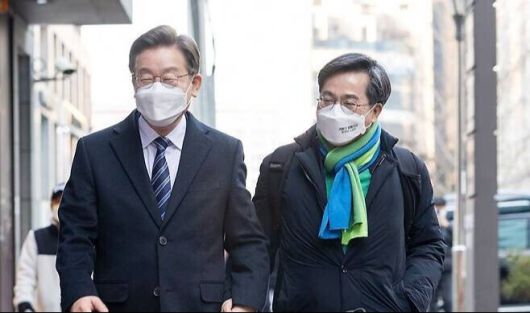 2022년 3월 이재명 당시 더불어민주당 대선 후보(왼쪽)와 김동연 당시 새로운물결 대선 후보가 서울 마포의 한 카페에서 회동한 뒤 손을 잡고 이동하고 있다. 연합뉴스