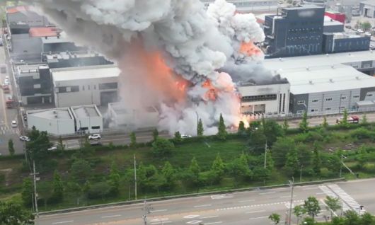 지난 2024년 6월 24일 경기 화성시 서신면의 일차전지 제조 업체 공장에서 불이 나 연기와 불길이 치솟고 있다. 연합뉴스