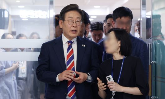 이재명 대통령이 11일 서울 용산 대통령실 기자식당에서 식사를 마친 뒤 출입기자들과 인사를 나누며 이동하고 있다. 뉴시스