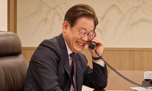 이재명 대통령이 지난 10일 서울 용산구 대통령실 청사 집무실에서 시진핑 중국 국가주석과 전화 통화를 하고 있다. 대통령실 제공