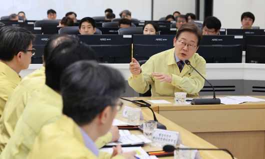 이재명 대통령이 12일 서울 서초구 한강홍수통제소에서 수해(장마) 대비 현장 점검 회의를 주재하고 있다. 연합뉴스
