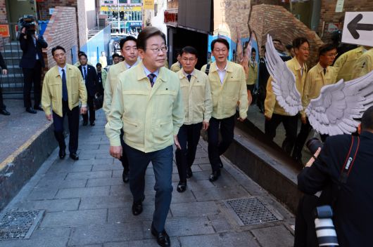 이재명 대통령이 12일 서울 용산구 이태원 참사 현장 '10·29 기억과 안전의 길'을 둘러보고 있다. 연합뉴스