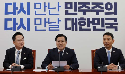 더불어민주당 박찬대 대표 직무대행 겸 원내대표가 12일 서울 여의도 국회에서 고별 기자간담회를 하고 있다. 허정호 선임기자