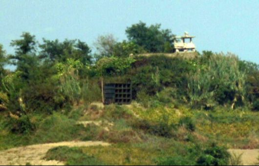 지난해 10월 10일 인천시 강화군 교동도에서 바라본 북한 지역 확성기에서 소음이 송출되고 있다. 뉴스1