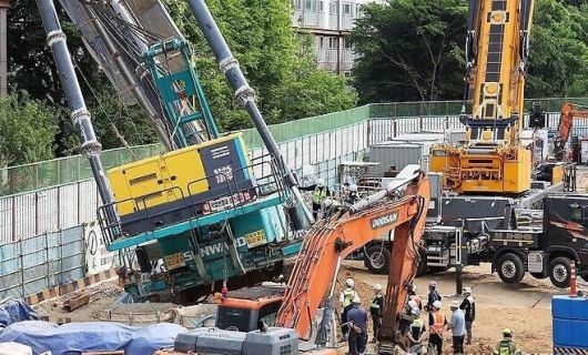 6일 경기 용인시 기흥구 서천동 인덕원~동탄 복선전철 공사 현장에서 관계자들이 인근 아파트로 쓰러진 천공기를 살펴보고 있다. 연합뉴스