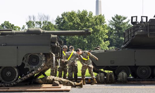 탱크 정비 한창 11일(현지시간) 미국 워싱턴 웨스트포토맥 공원에서 세워져 있는 M1A2 에이브럼스 탱크를 군인들이 정비하고 있다. 미군은 도널드 트럼프 대통령의 79번째 생일인 14일 육군 창설 250주년을 기념하는 대규모 군사 퍼레이드를 탱크, 헬기 등 최신 군사 자산을 총동원해 펼칠 예정이다. 워싱턴=EPA연합뉴스