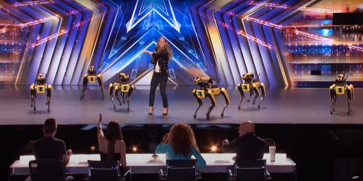 ‘아메리카 갓 탤런트’ 무대에서 보스톤다이내믹스 연구원이 주저앉았다가 일어난 스팟을 가리키고 있다. 유튜브 캡처