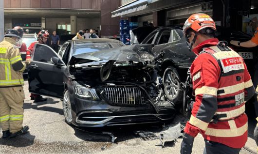 12일 서울 강남구 논현동 한 식당 앞에서 80대 여성이 몰던 승용차가 식당 방향으로 돌진하면서 행인 4명이 다쳤다. 강남소방서 제공