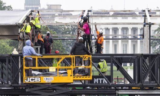 건설 노동자들이 지난 8일(현지시간) 미국 워싱턴DC 백악관 인근에서 도널드 트럼프 대통령이 열병식을 관람할 무대를 설치하고 있다. EPA연합뉴스