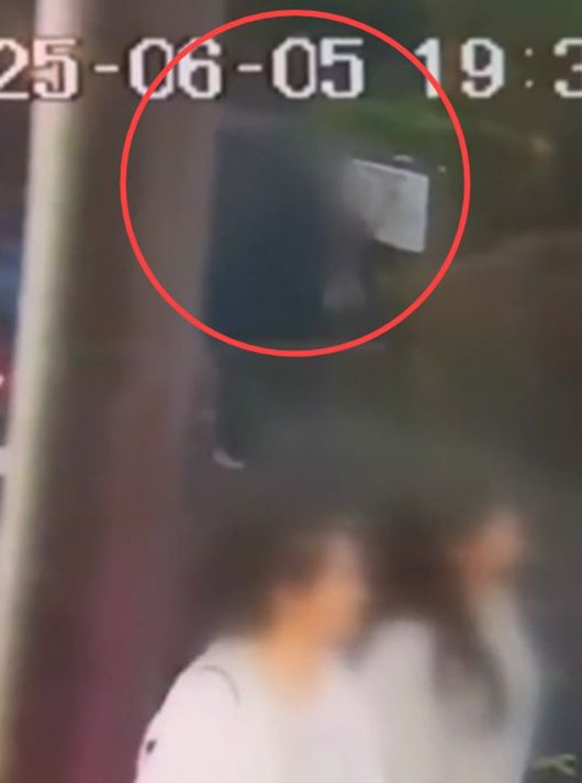 CCTV에 포착된 낙서 테러 용의자 모습. 채널A 보도화면 캡처