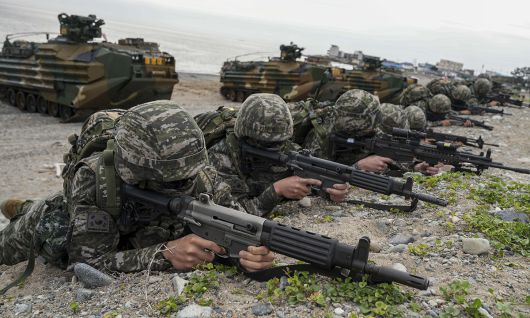 해군·해병대 합동상륙훈련에서 상륙군이 하차전투를 하고 있다. 해병대사령부 제공