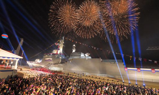 북한이 지난 12일 라진조선소에서 새로 건조한 해군 구축함을 '강건호'로 명명하고 진수기념식을 개최했다고 조선중앙통신이 13일 보도했다. 평양=조선중앙통신·연합뉴스