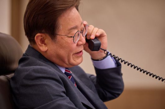 이재명 대통령이 12일 서울 용산 대통령실 청사 집무실에서 앤서니 앨버니지 호주 총리와 전화 통화를 하고 있다.대통령실 제공