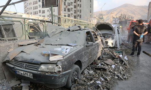 13일(현지시간) 이스라엘의 공습으로 망가진 이란 수도 테헤란의 한 거리 모습. 로이터연합뉴스
