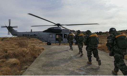 경북 포항 공정훈련장에서 해병대 교육훈련단 공수기본 266차 교육생들이 강하훈련을 하기 위해 마린온 상륙기동헬기에 탑승하고 있다. 세계일보 자료사진