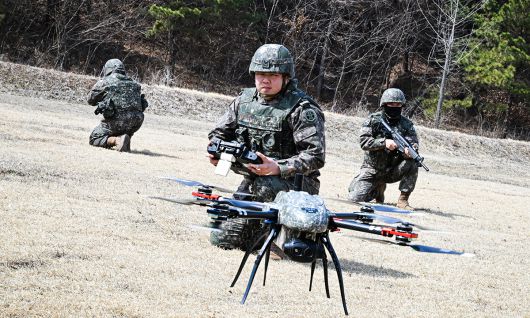 육군 지상작전사령부 드론봇전투단 장병들이 정찰하기 위해 스위드 드론을 투입하고 있다. 세계일보 자료사진