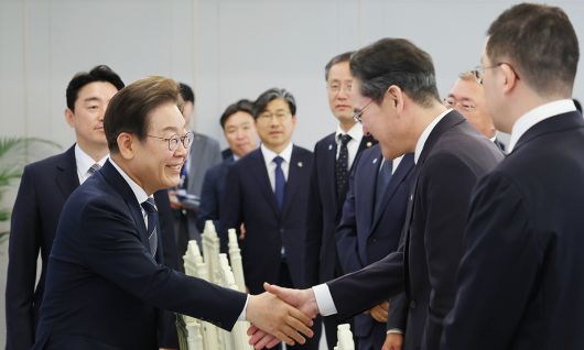 이재명 대통령이 13일 서울 용산 대통령실에서 열린 6경제단체·기업인 간담회에서 이재용 삼성전자 회장과 악수하고 있다. 대통령실통신사진기자단