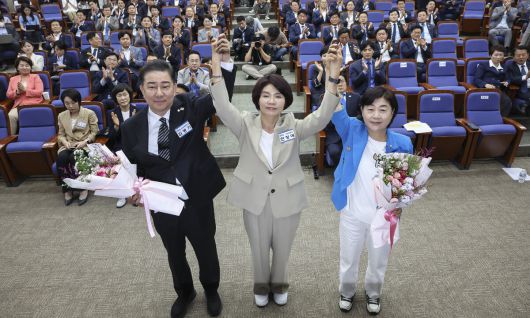 김병기 신임 원내대표가 13일 서울 여의도 국회에서 열린 제2기 원내대표 선출 의원총회에서 당선 된 뒤 서영교 후보, 한정애 선관위원장과 손을 맞잡고 있다. 공동취재