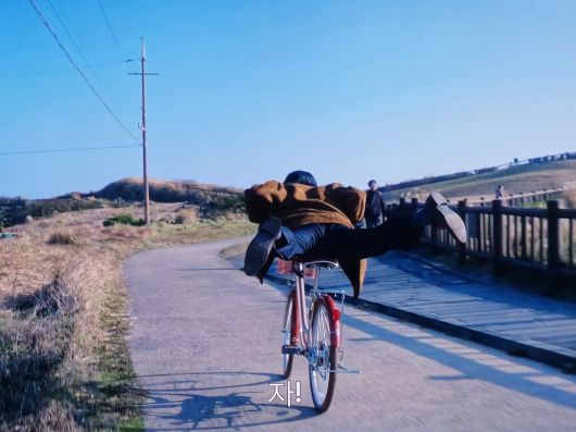 ‘폭싹 속았수다’ 학씨 아저씨 자전거 장면. 영상 캡처