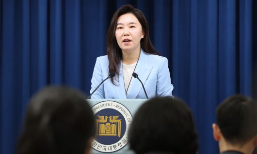 강유정 대통령실 대변인이 지난 13일 서울 용산구 대통령실 청사에서 오광수 민정수석비서관 사의 관련 브리핑을 하고 있다. 뉴스1