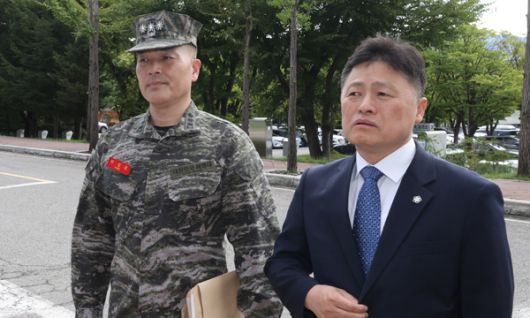 박정훈 전 해병대 수사단장(왼쪽)과 김정민 변호사. 연합뉴스