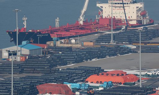 경기 평택시 포승읍 평택항 수출 야적장에 철강 제품이 쌓여 있는 모습. 뉴스1