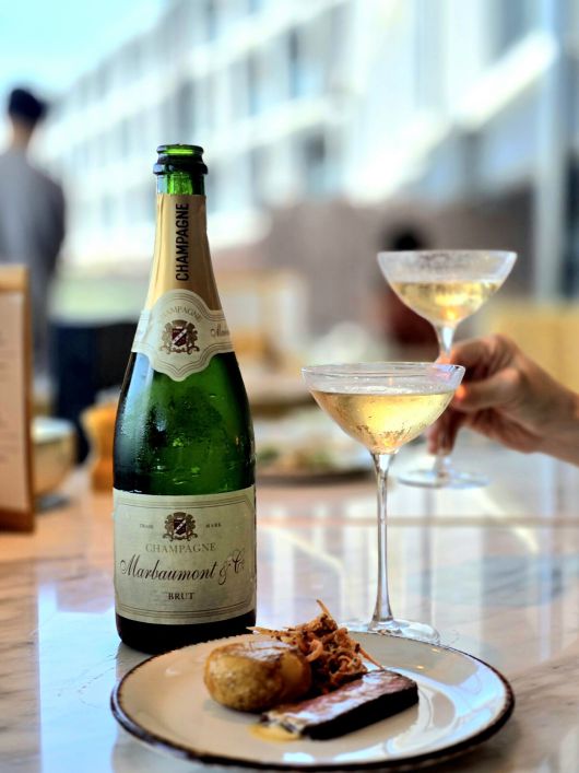 아일랜드 키친 제주 브런치 로얄 무제한 샴페인과 스테이크.