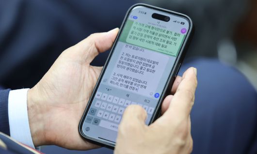 김민석 국무총리 후보자가 지난 13일 서울 여의도 국회에서 열린 제2기 원내대표 선출 의원총회에 참석해 최근 의혹 관련 글을 작성하고 있다. 뉴시스