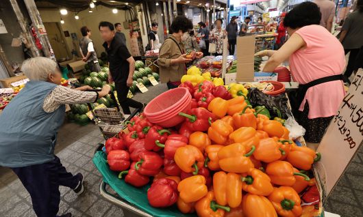 지난 9일 서울 동대문구 경동시장에서 시민들이 장을 보고 있다. 뉴스1