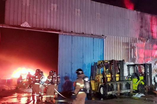 13일 오후 9시4분쯤 전북 군산시 서수면 한 자원재순환시설에 집중 호우에 따른 전기 합선으로 추정되는 불이 나자 119가 출동해 진화하고 있다. 전북도소방본부 제공