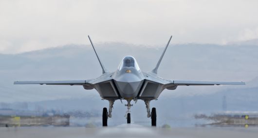 튀르키예가 개발 중인 5세대 전투기 칸이 활주로에서 이동하고 있다. TAI 제공