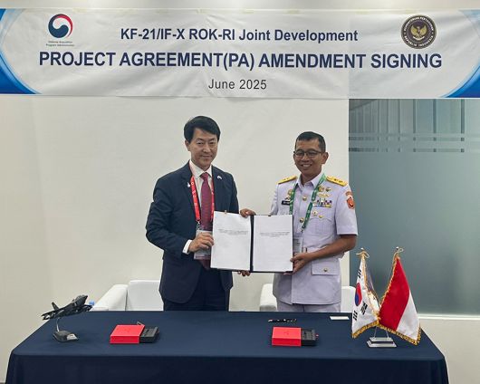 노지만 방사청 한국형전투기사업단장과 스리얀또 인도네시아 국방부 예비전력총국장이 공동개발 기본합의서(Project Agreement) 개정안에 서명 후 기념촬영 중이다. 방위사업청 제공