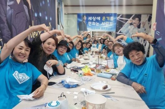 임영웅 광주전남지역 팬카페 회원들이 지역 소아암 환아들을 위한 히크만 주머니를 손수 만들며 하트를 만들어 보이고 있다. 팬카페 제공