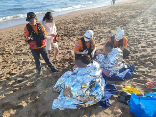14일 중문색달해수욕장서 구조된 미국 청소년들. 제주도소방안전본부 제공